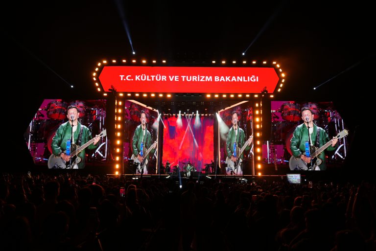 BURAY TRABZONLU MÜZİKSEVERLERLE UNUTULMAZ BİR AKŞAMA İMZA ATTI