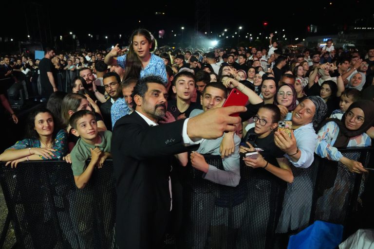 BAYHAN, A MİLLİ FUTBOL TAKIMI İÇİN HAZIRLADIĞI ŞARKIYI İLK KEZ TRABZON’DA SESLENDİRDİ