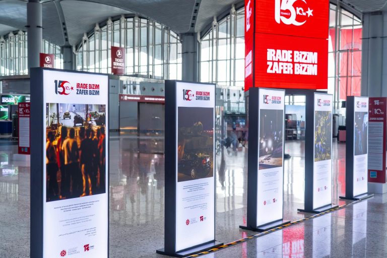 Hafıza ve Hatıra 15 Temmuz” Sergisi İGA İstanbul Havalimanı, Direniş Ruhunu ve Millî Birlik Hafızasını Geleceğe Taşıyor