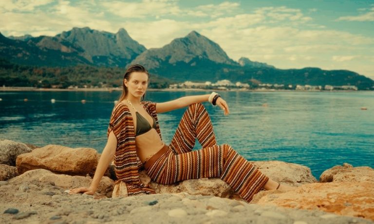 Knitss Yaz’26 Beachwear Koleksiyonu: Transparan Örgüler, Işıltılı Dokular Ve Yazın En Hafif Hali