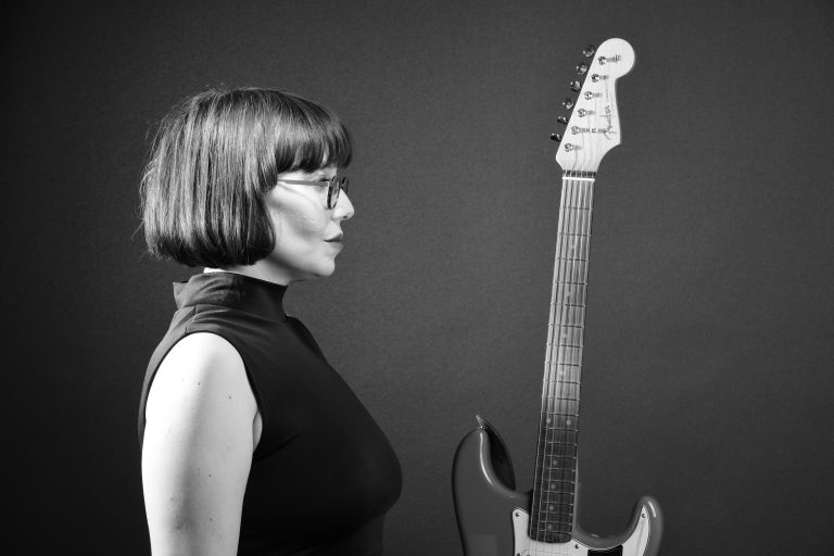 Shebolyn, “Maskeler” İle Persona Kavramını Alternatif Rock’A Taşıyor