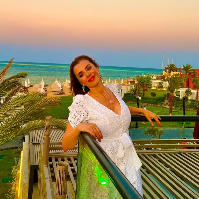 Ünlü Oyuncular Hurghada’Da Denizden Çöle Uzanan Tatil Deneyimi Yaşadı
