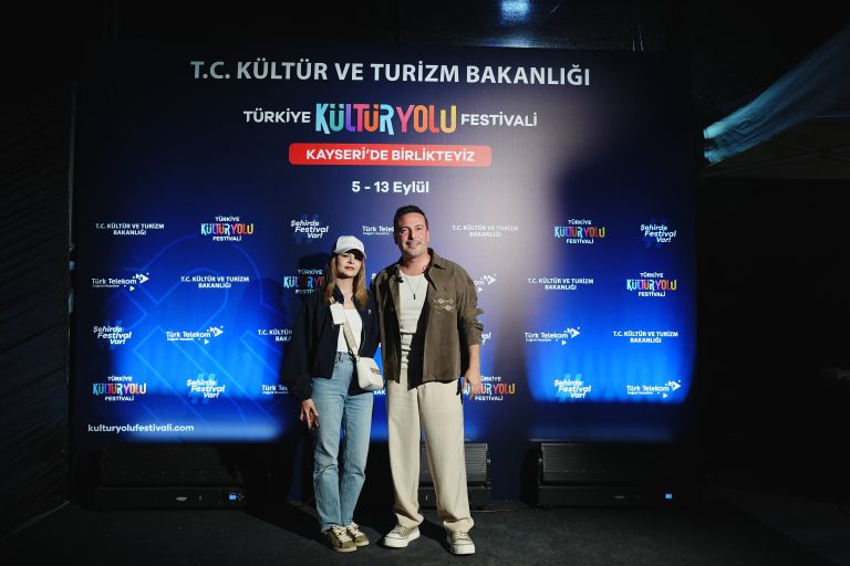 OĞUZHAN KOÇ KAYSERİ’DE KONSER ÖNCESİ HAYRANLARIYLA BULUŞTU