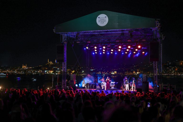 DENİZBANK TERSANE ISTANBUL ROWING CUP 2026’DA BERGÜZAR KOREL’DEN NOSTALJİ DOLU MÜZİK ZİYAFETİ