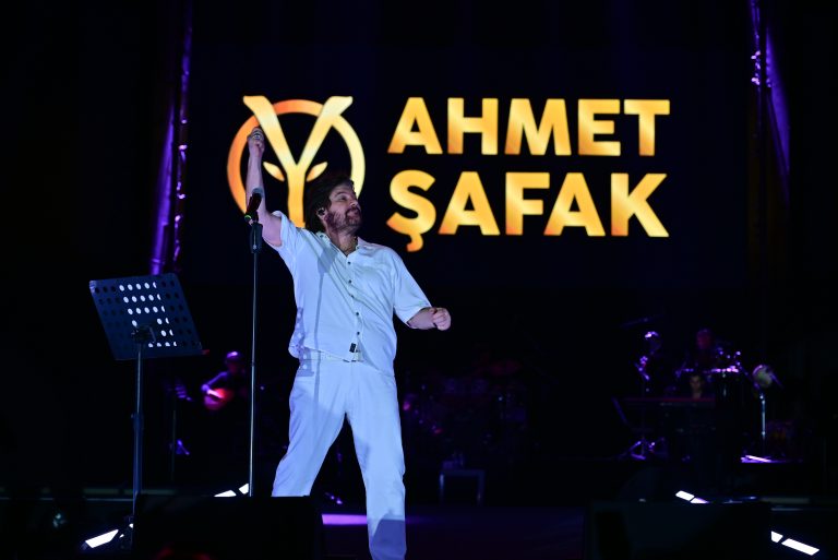 AHMET ŞAFAK’IN ŞARKILARI KAHRAMANMARAŞ’TA HEP BİR AĞIZDAN SÖYLENDİ