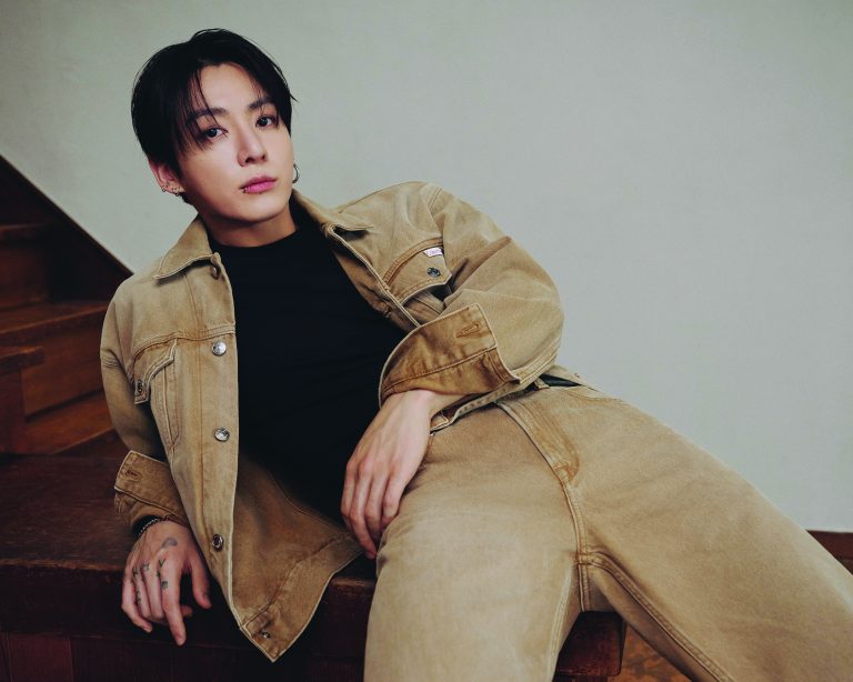 Calvin Klein, Jung Kook’un başrolde olduğu Sonbahar 2026 “Feel The Fit” denim kampanyasının üçüncü bölümünü tanıttı.