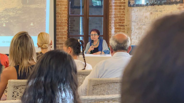 Kuşadası’nda Kültür Ve Düşünce Buluşmaları Devam Ediyor Old Town Talks’un Konuğu Buket Uzuner Oldu