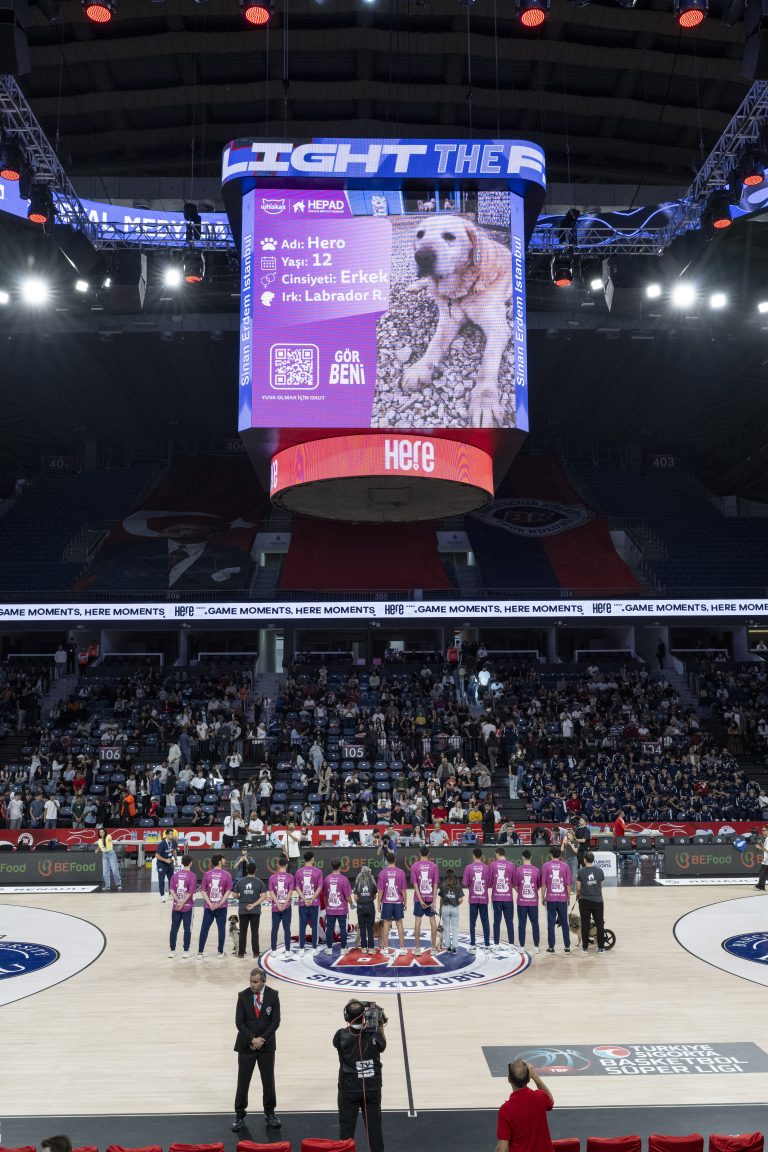 “GÖR BENİ” BU KEZ BASKETBOL SAHASINDAN SESLENDİ: BİR ANLIK FARKINDALIK, BİR CANIN HAYATINI DEĞİŞTİREBİLİR