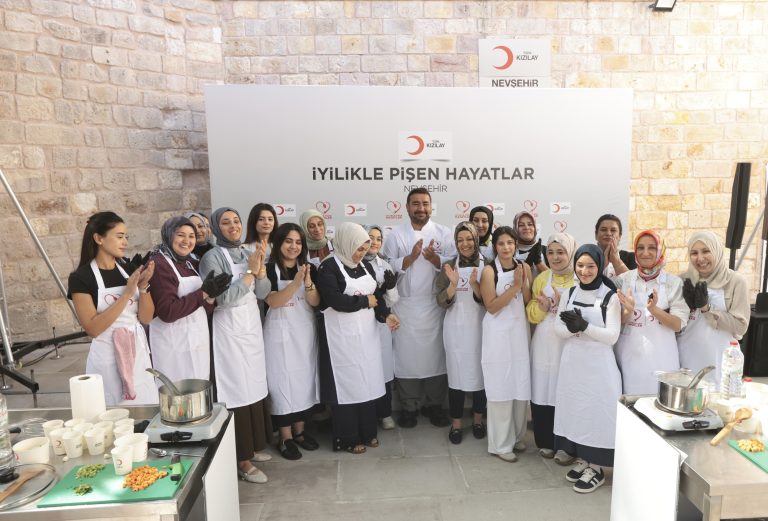 İYİLİKLE PİŞEN HAYATLAR’IN 10’UNCU DURAĞI NEVŞEHİR OLDU  KIZILAY OSMANİYELİ KADINLARI ÜNLÜ ŞEFLERLE BULUŞTURDU