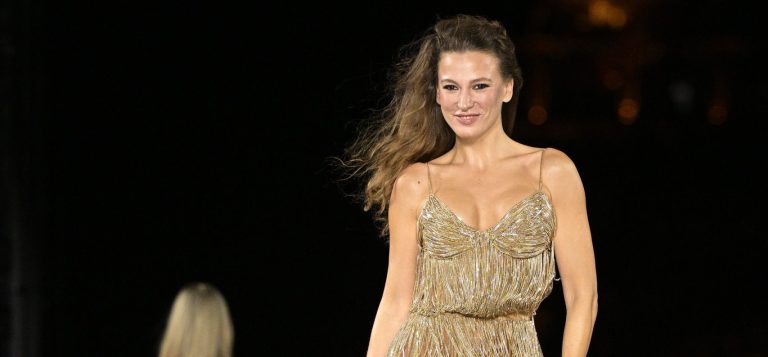 SERENAY SARIKAYA,   LE DÉFILÉ PODYUMUNDA PARİS’İ BÜYÜLEDİ 