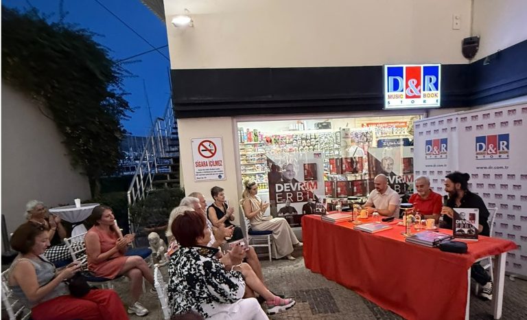 Devrim Erbil, D&R Milta Bodrum Marina’da Sanatseverlerle Buluştu