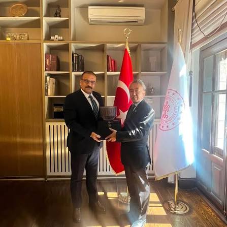 Birol İnceciköz’e Türk Dünyasi Kültürel Mirasina Katkilari Nedeniyle Türksoy Madalyasi