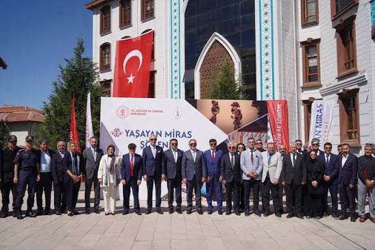 SANATSEVERLERİN YOĞUN İLGİ GÖSTERDİĞİ KÜTAHYA YAŞAYAN MİRAS ŞÖLENİ SONA ERDİ
