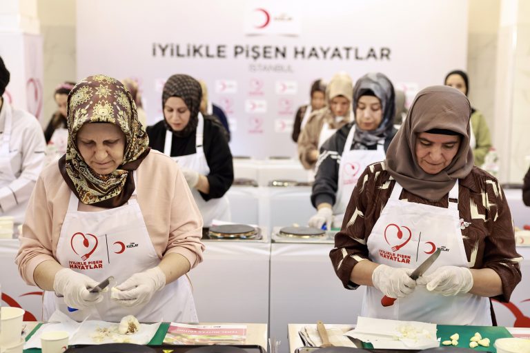 İYİLİKLE PİŞEN HAYATLAR’IN YENİ DURAĞI İSTANBUL TÜRK KIZILAY DİYARBAKIRLI KADINLARI ÜNLÜ ŞEFLERLE BULUŞTURDU